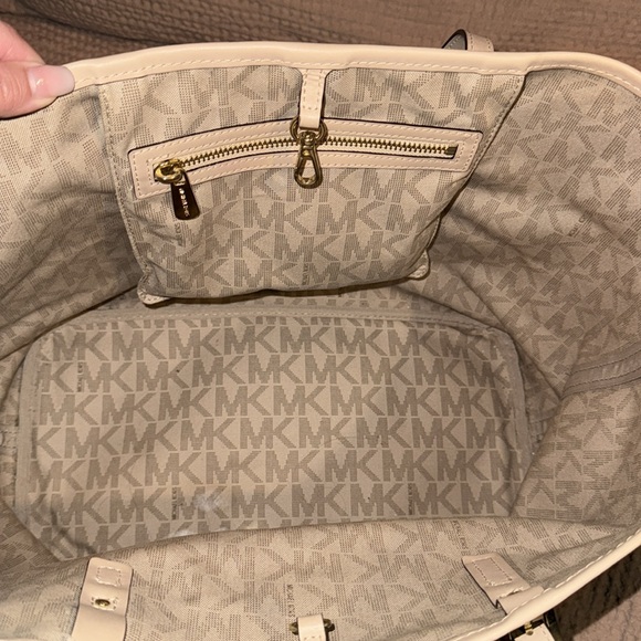 Michael Kors handbag and matching wallet - Picture 3 of 8